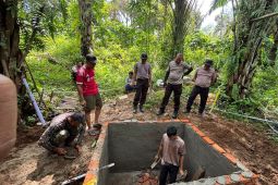 Brimob bangun sanitasi SDN Tapanuli Selatan ciptakan lingkungan bersih