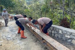 Polda Sumut perbaiki akses jembatan di Taput permudah akses warga
