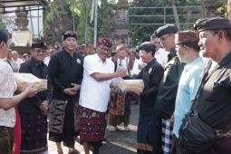 PHDI-Bakesbangpol Denpasar bagikan paket daging babi jelang Galungan
