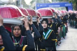 Parade seribu dulang lestarikan budaya daerah Lombok Timur