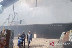 Langka terjadi, baru dibangun sebuah gedung gosong terbakar