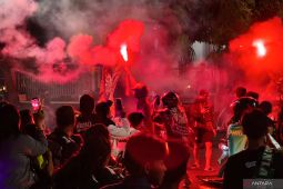 Ratusan Bonek mulai rayakan HUT ke-99 Persebaya di jalanan kota