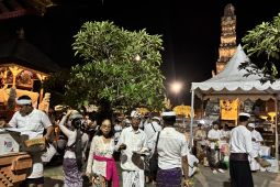 Umat Hindu masih ramaikan Pura Jagatnatha saat malam di hari raya Galungan