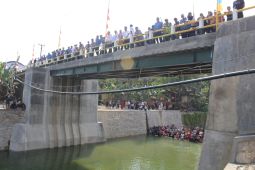 Pemkab tuntaskan perbaikan jembatan yang rusak akibat abrasi di kawasan timur Kuningan