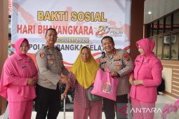 HUT Bhayangkara Ke-80, Polres Bangka Selatan bagikan paket sembako ke masyarakat kurang mampu