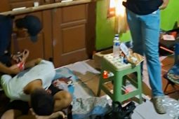 Polres Karawang lakukan penyitaan ribuan obat keras di sebuah rumah kontrakan