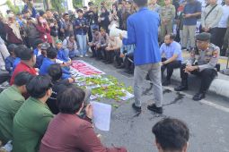 Pengunjukrasa kecewa ketidakhadiran Anggota DPR asal Kalsel