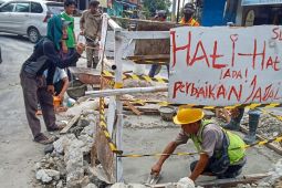 Pemkot Pematangsiantar perbaiki jalan berlubang di persimpangan dekat taman makam pahlawan