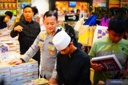 Polres Bogor ajak 80 anak yatim piatu belanja perlengkapan sekolah