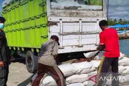 BKHIT Maluku periksa 15 ton dedak tujuan Timika cegah organisme pengganggu tumbuhan