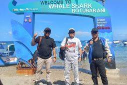 Peserta Penas KTNA asal Sukabumi kunjungi objek Wisata Hiu Paus Botubarani di Gorontalo