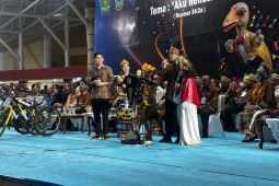 Wapres Gibran bagi-bagi sepeda dan alat musik di Pesparawi