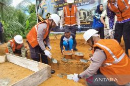 Polres Bangka Barat bantu perbaikan dua rumah korban kebakaran
