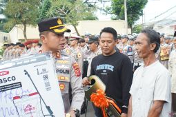 DPTPH dan Polres Cianjur serahkan bantuan alat pertanian bagi lima kelompok tani