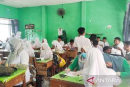 Pemkab Sampang tingkatkan kesehatan santri lewat poskestren