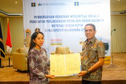 Kemenkum Malut serahkan sertifikat merek Dhavocs, dukung jasa pendidikan dan pelatihan di Halut