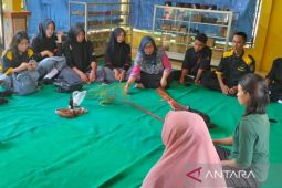Pemkab Bangka Barat latih pelajar menganyam kopiah resam