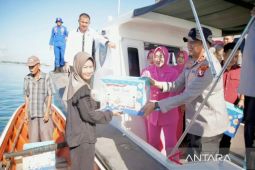 Polres Tanah Bumbu bakti sosial sasar puluhan nelayan di perairan laut Batulicin