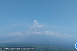 Semeru erupsi dengan tinggi letusan capai 1.000 meter di atas puncak