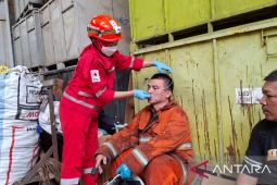 Usai padamkan kebakaran pabrik, petugas BPBD dapatkan penanganan medis