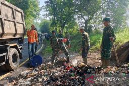 DLH Cianjur-Satgas Citarum Harum angkut satu ton sampah dari bantaran Sungai CItarum