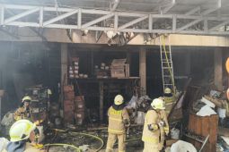 Gulkarmat Jaksel padamkan kebakaran toko material di Kuningan