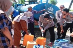Polres salurkan bantuan air bersih ke desa terdampak kekeringan