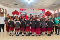 Dairi Prima Mineral salurkan bantuan tas sekolah bagi 132 siswa berprestasi