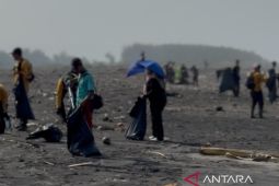 2,5 ton sampah diangkut dari dua pantai di selatan Cianjur