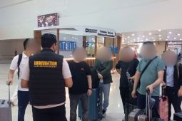 Imigrasi deportasi delapan WNA Tiongkok dari Surabaya