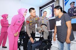 Polda Maluku serahkan bantuan tiga unit kursi roda untuk penyandang disabilitas