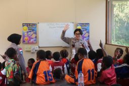 Satgas Damai Cartenz kenalkan geografi dan sains kepada anak-anak Tembagapura