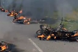 Bentrok warga  dengan PT Bridgestone di Sipispis, 28 unit kendaraan terbakar