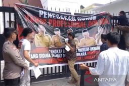 Puluhan massa minta hakim panggil eks Pj Bupati Langkat dan empat pejabat dalam sidang korupsi smartboard