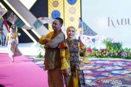 Batik bermotif daun mangrove asal Bekasi tampil memikat di Jawa Barat