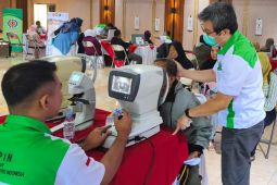 Polres Garut bagikan 200 kacamata baca gratis untuk warga