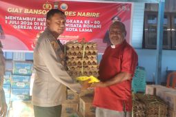 Polres Nabire salurkan 1.000 paket bansos menjelang HUT Bhayangkara