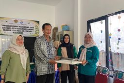 Tim PKM Universitas Panca Bhakti latih Pokdarwis Benua Melayu Laut kelola sampah plastik jadi ecobrick
