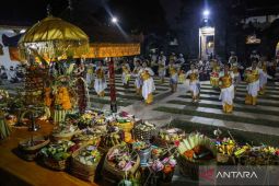 Bagini suasana persembahyangan Hari Raya Kuningan di Semarang