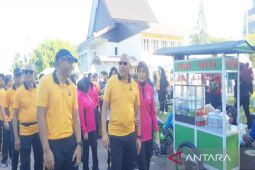Polda Kalsel gratiskan jajanan gerobak UMKM di pasar rakyat Hari Bhayangkara