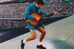 Harry Styles tumbang di atas panggung saat konser di London