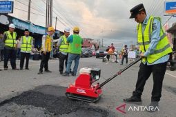 Pemkab Aceh Barat tambal 400 lubang di jalan raya sejak April 2026