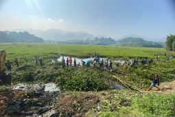 Bandung Barat kerahkan 4 perahu ponton bersihkan eceng gondok di sekitar Jembatan Ciminyak