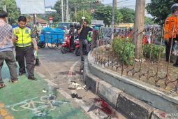Truk tabrak belasan motor saat lampu masih menyala merah di Simpang Unisma Bekasi