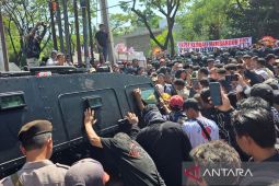 Ricuh sidang Bupati Pati Sudewo: Massa hadang kendaraan taktis selama 1,5 jam di depan PN Tipikor