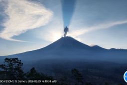 Semeru erupsi dengan letusan setinggi 1,2 km disertai dentuman sedang