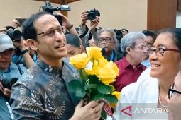 Pendukung serta sopir ojol beri mawar kuning ke Nadiem jelang sidang vonis