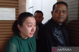Henny Lee berurai air mata baca pembelaan diri mohon dibebaskan dari tuntutan hukum