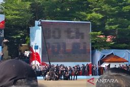 Polri atraksi kolone senjata bentuk tulisan "80 tahun Polri"