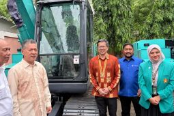 Jepang serahkan bantuan alat berat pembersih lahan pasca banjir kepada  Yayasan Sekolah Laboratorium Syiah Kuala